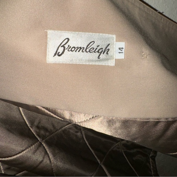 Bromleigh Vintage Trench Coat in Cream - Picture 6 of 9